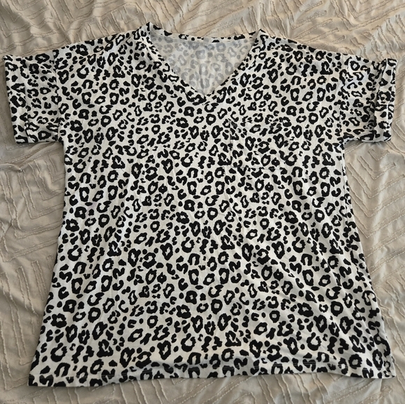 Tops - Leopard print tshirt with pocket